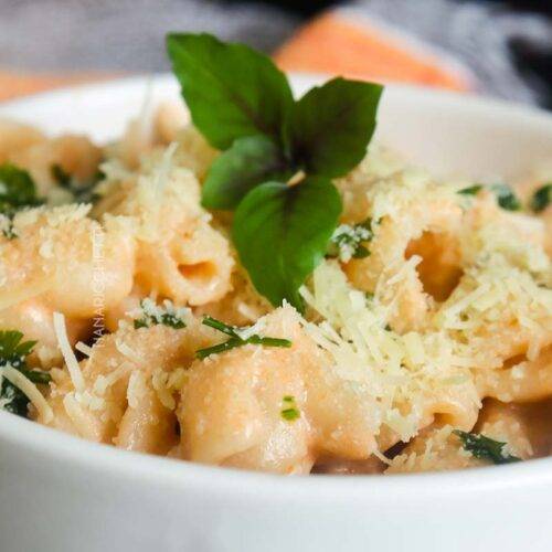 Receita de Macarrão com Estrogonofe de Frango - um prato reconfortante e delicioso.