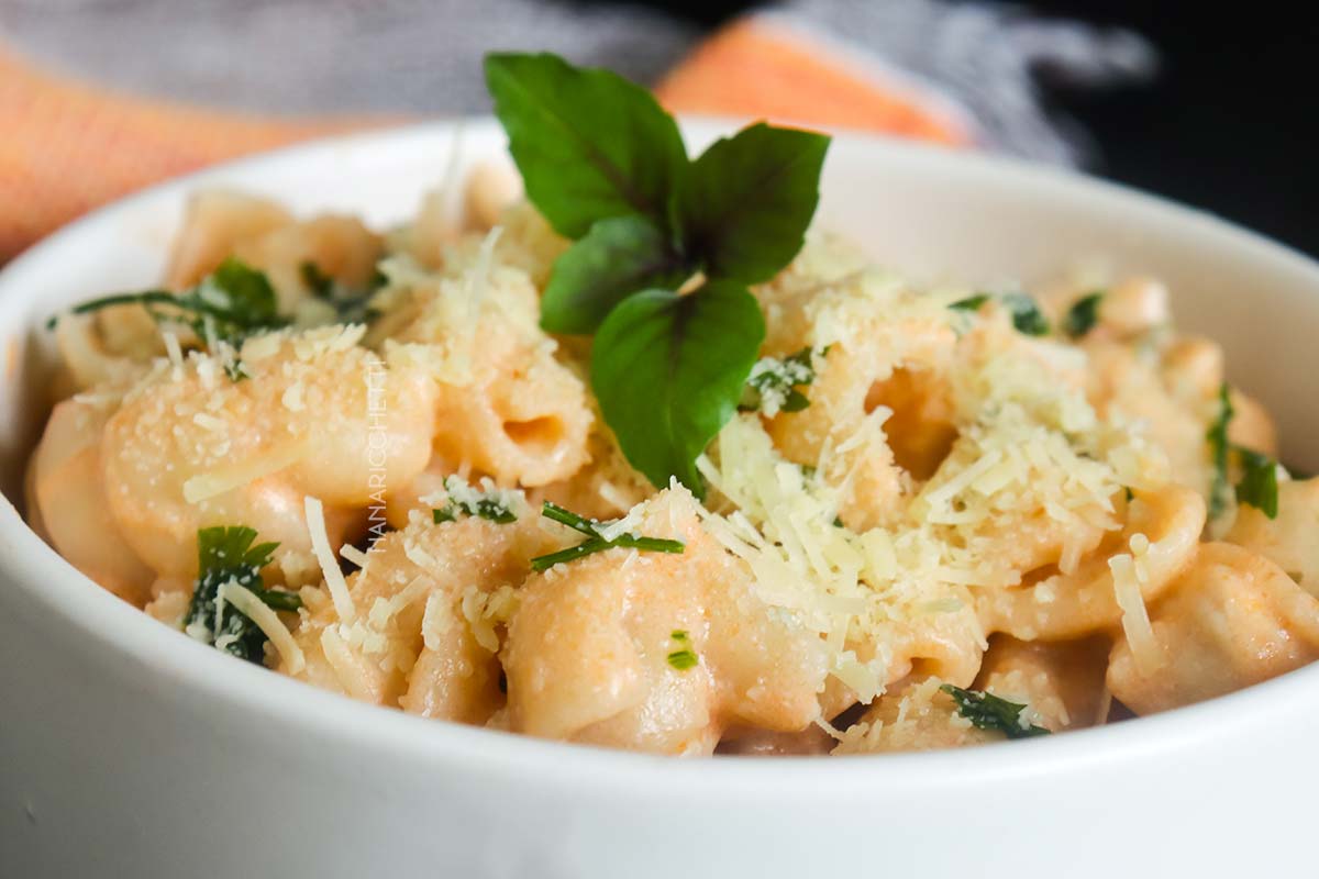 Receita de Macarrão com Estrogonofe de Frango - um prato reconfortante e delicioso.