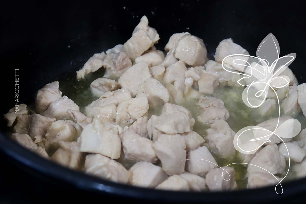 Receita de Macarrão com Estrogonofe de Frango - um prato reconfortante e delicioso.