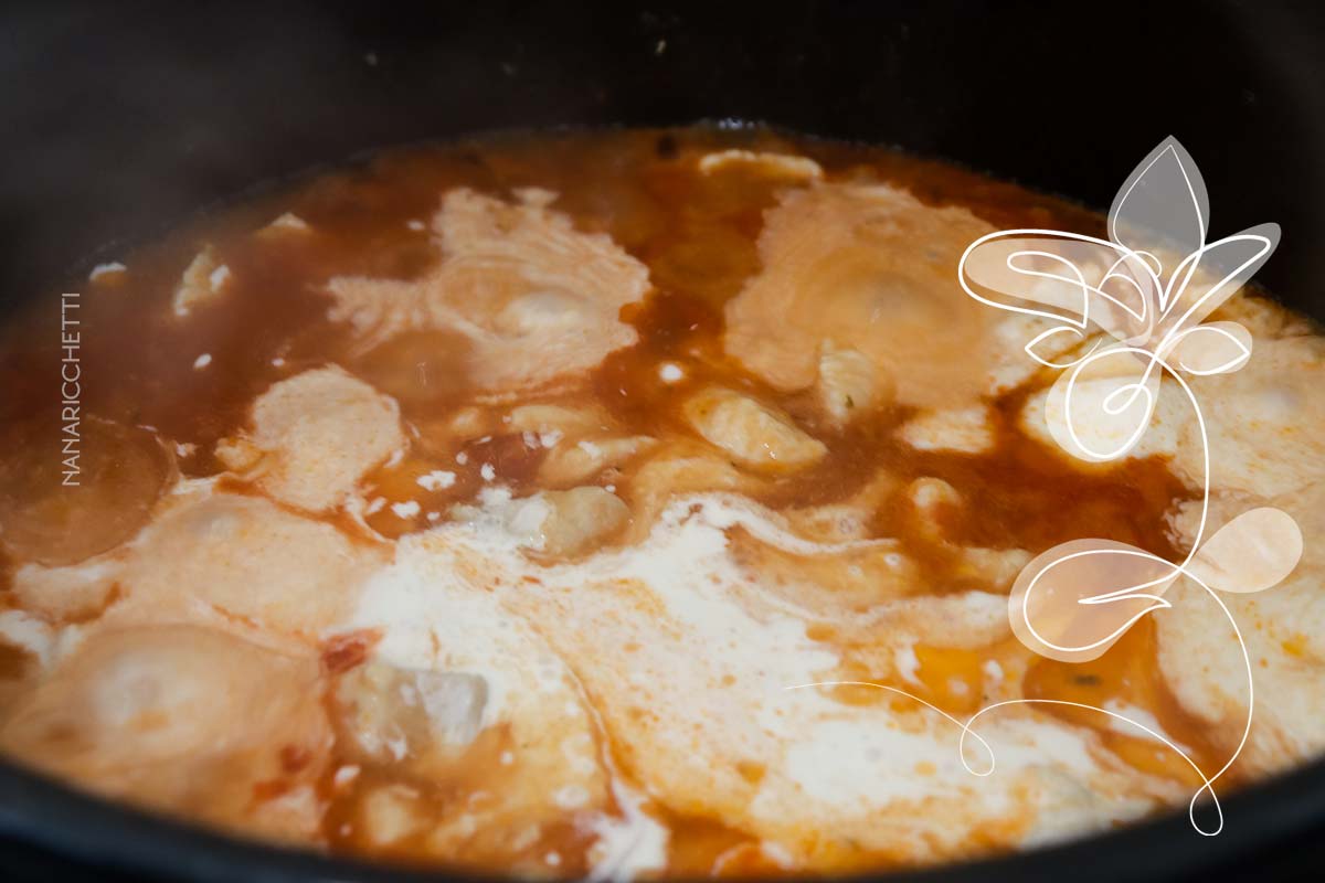 Receita de Macarrão com Estrogonofe de Frango - um prato reconfortante e delicioso.