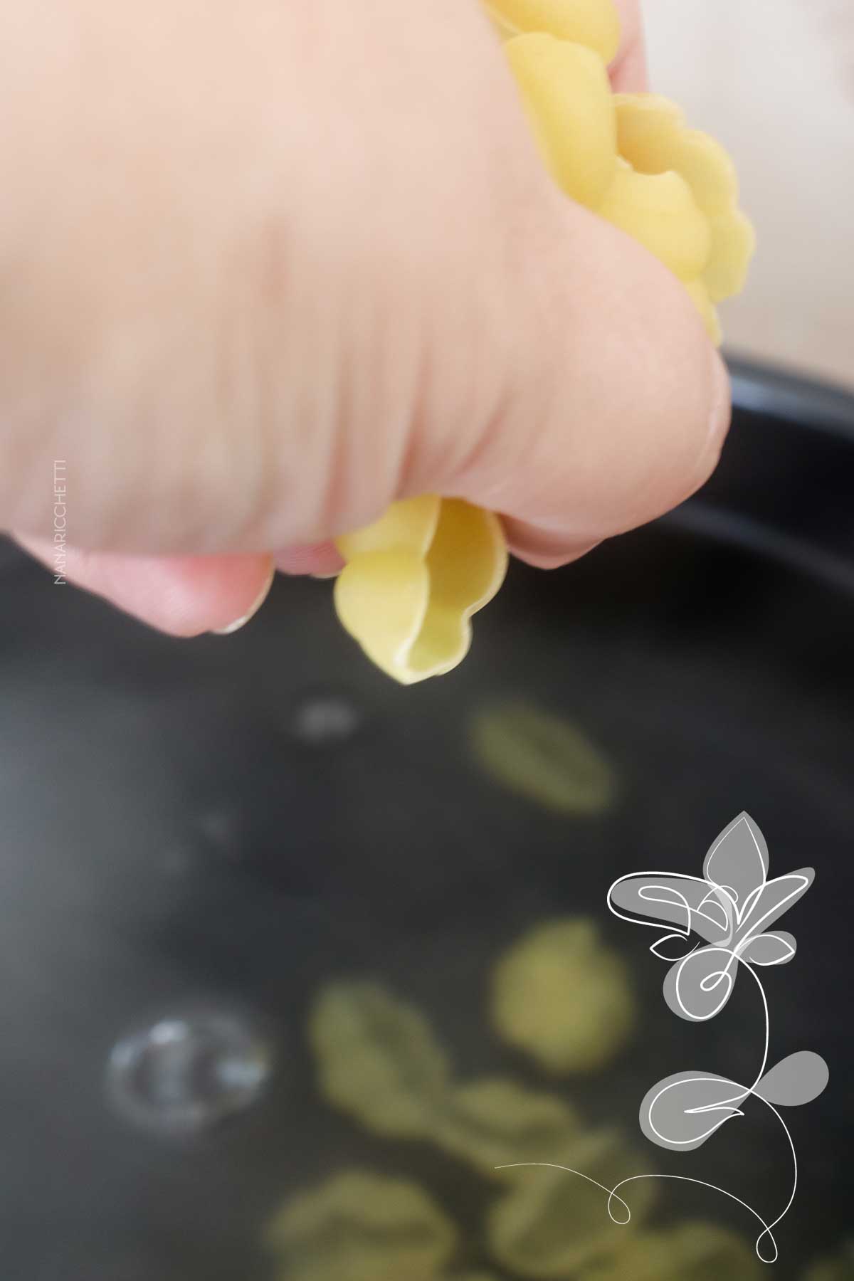 Receita de Macarrão com Estrogonofe de Frango - um prato reconfortante e delicioso.