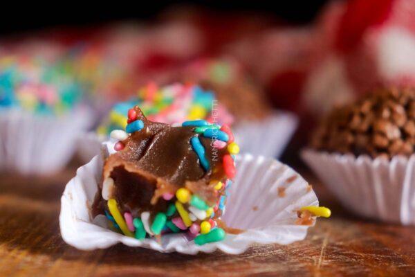 Receita de Brigadeiro de Aniversário Gourmet - deixe a festa da criançada deliciosa com esse docinho.