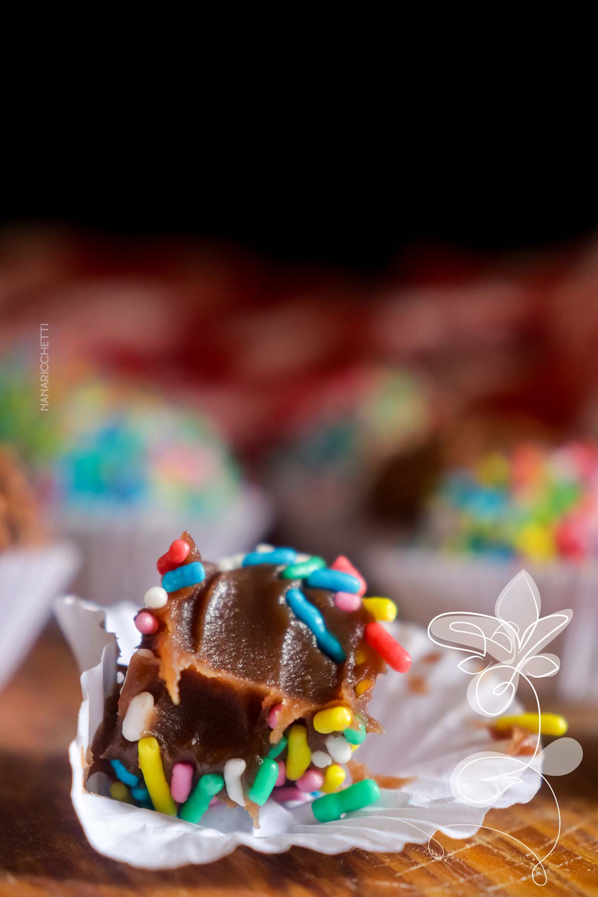 Receita de Brigadeiro de Aniversário Gourmet - deixe a festa da criançada deliciosa com esse docinho. 