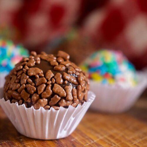 Receita de Brigadeiro de Aniversário Gourmet - deixe a festa da criançada deliciosa com esse docinho.