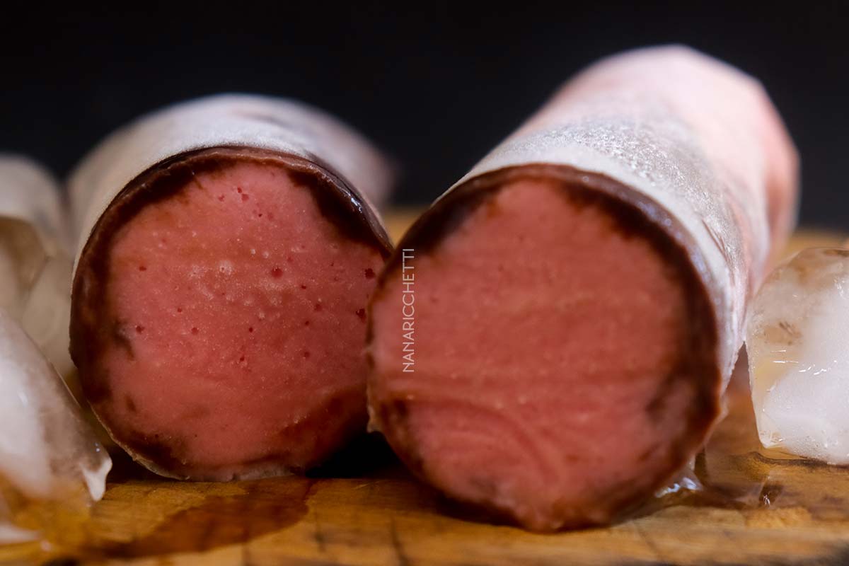 Receita de Geladinho Sensação Gourmet - uma deliciosa sobremesa doce de chocolate e morango.