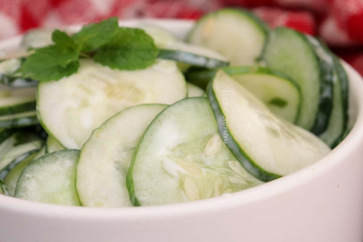 Receita de Salada de Pepino com Iogurte - um almoço rápido e saudável para a semana.