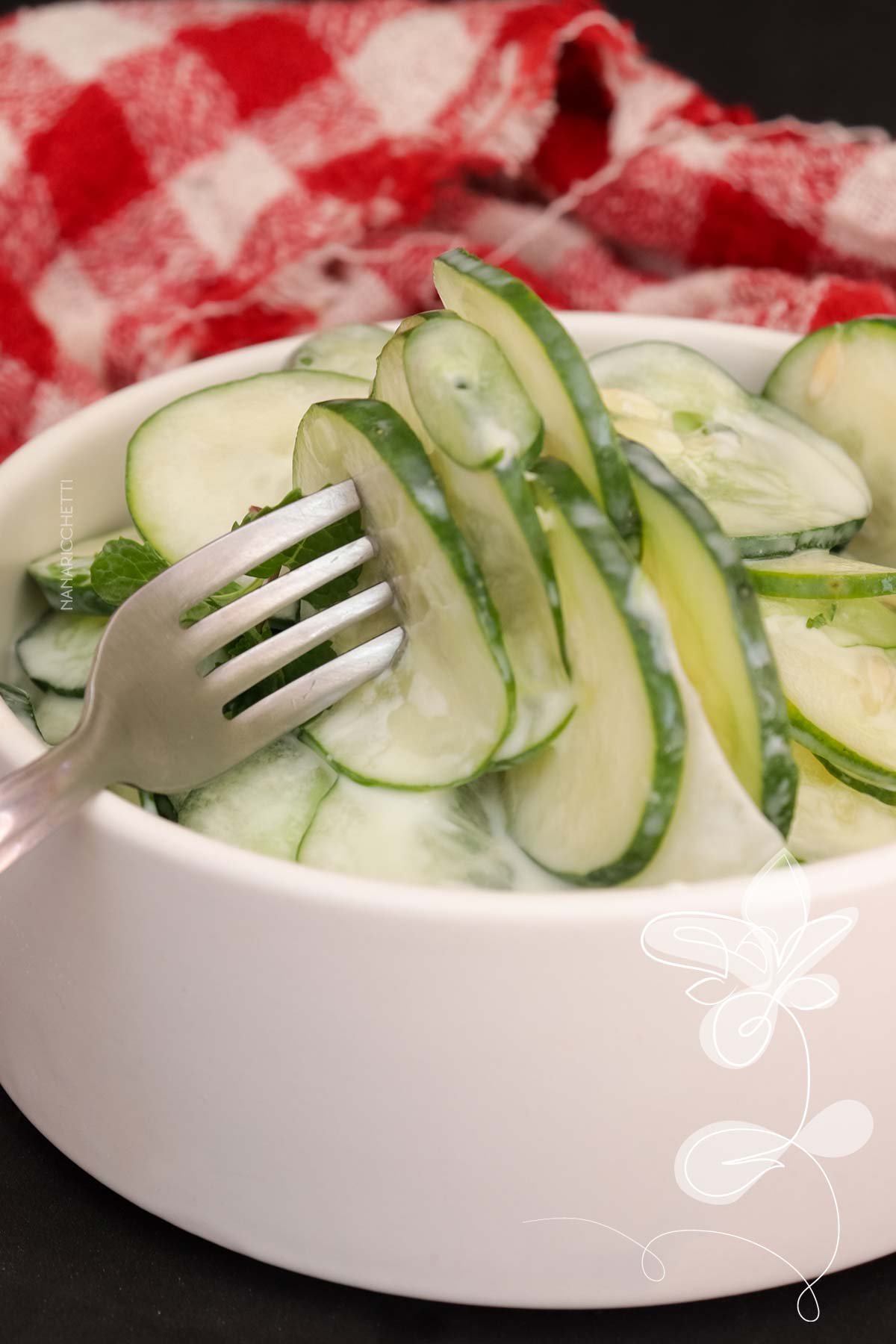 Receita de Salada de Pepino com Iogurte - um almoço rápido e saudável para a semana. 