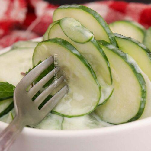 Receita de Salada de Pepino com Iogurte - um almoço rápido e saudável para a semana.