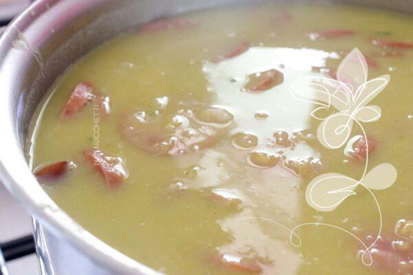 Receita de Sopa de Ervilha com Calabresa e Bacon - um prato saboroso para os dias quentes de inverno.