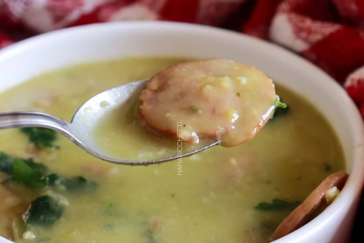 Receita de Sopa de Ervilha com Calabresa e Bacon - um prato saboroso para os dias quentes de inverno.