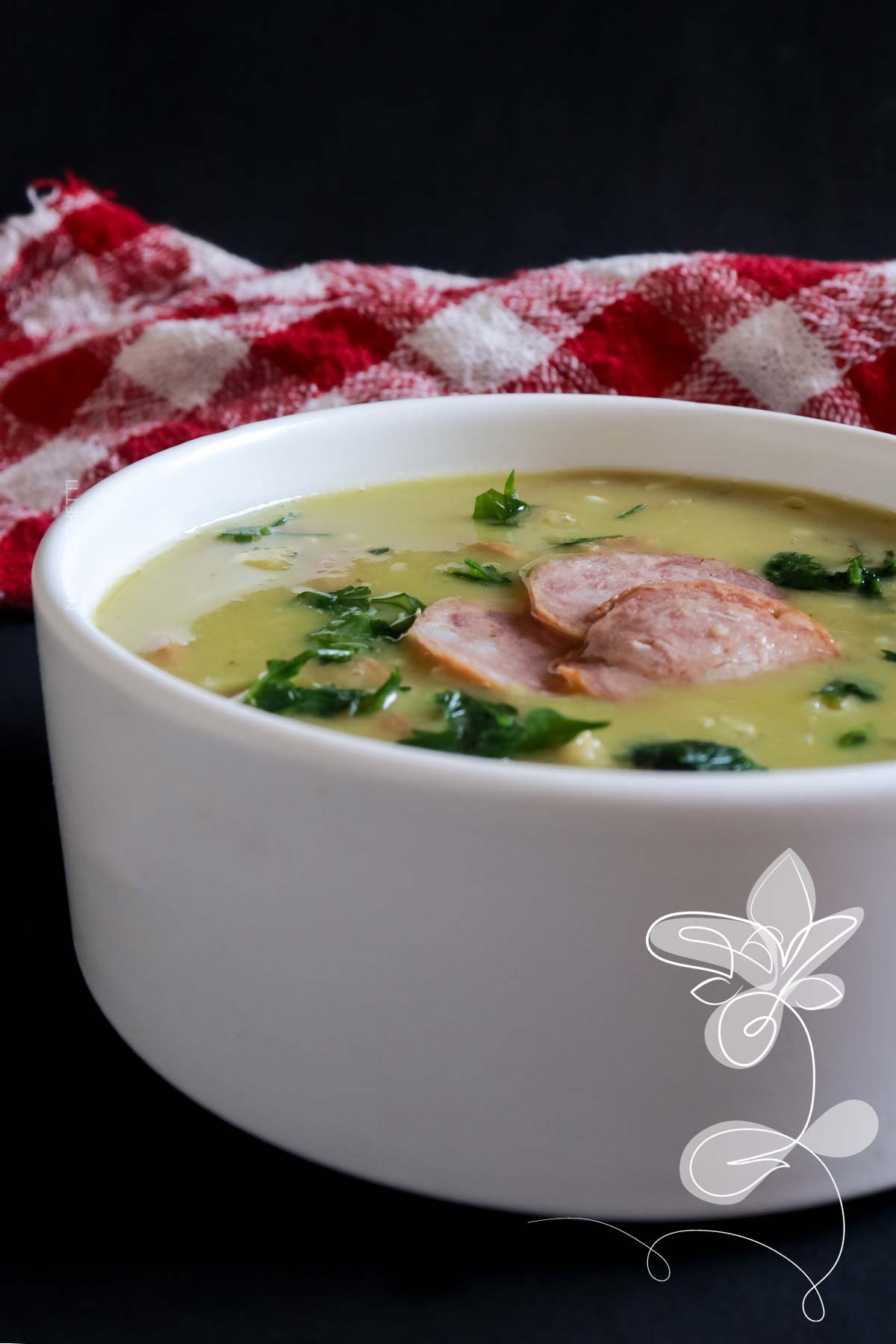 Receita de Sopa de Ervilha com Calabresa e Bacon - um prato saboroso para os dias quentes de inverno.