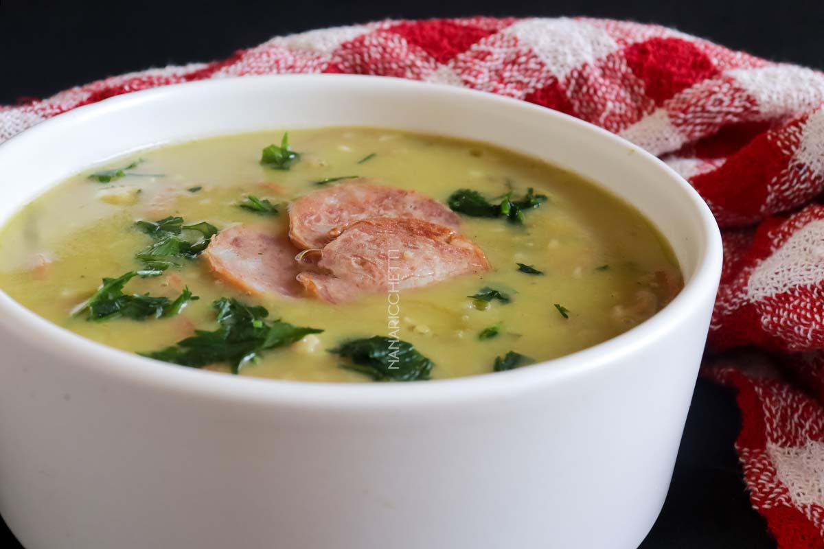 Receita de Sopa de Ervilha com Calabresa e Bacon - um prato saboroso para os dias quentes de inverno.