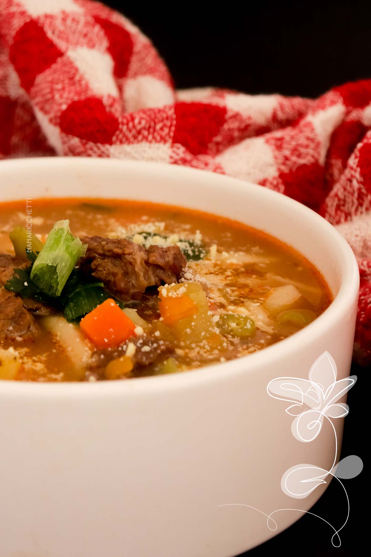 Receita de Sopa de Carne com Macarrão e Legumes - uma receita deliciosa para os dias frios, com gostinho de infância.