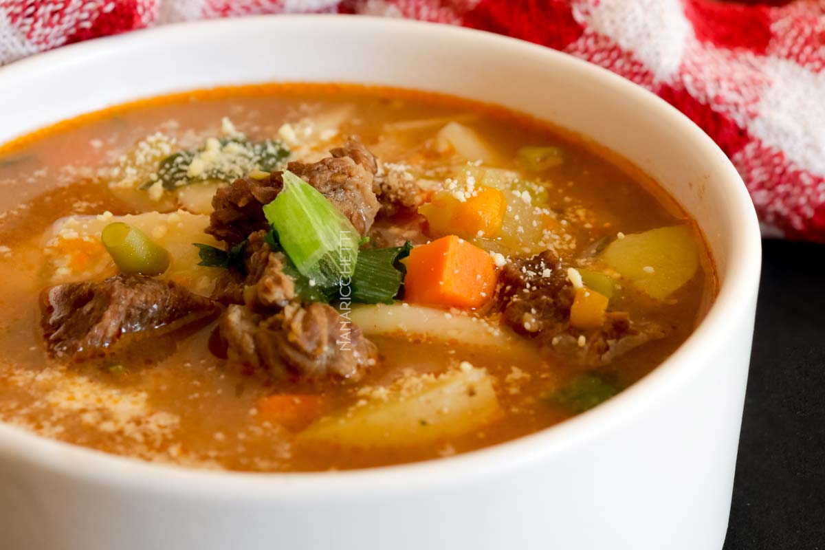 Receita de Sopa de Carne com Macarrão e Legumes - uma receita deliciosa para os dias frios, com gostinho de infância.