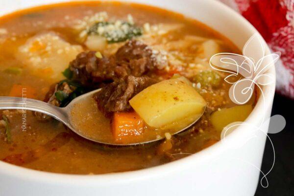 Receita de Sopa de Carne com Macarrão e Legumes - uma receita deliciosa para os dias frios, com gostinho de infância.