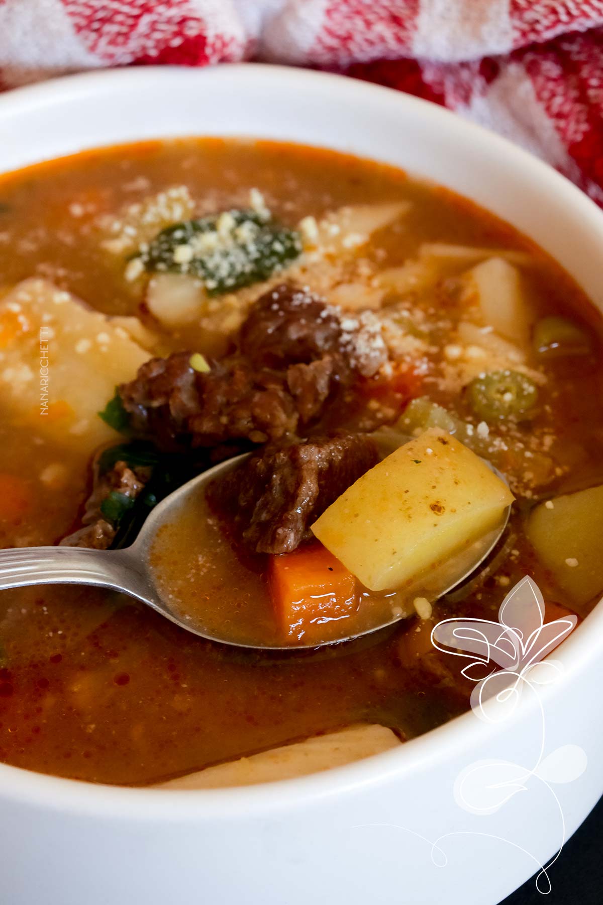 Receita de Sopa de Carne com Macarrão e Legumes - uma receita deliciosa para os dias frios, com gostinho de infância.