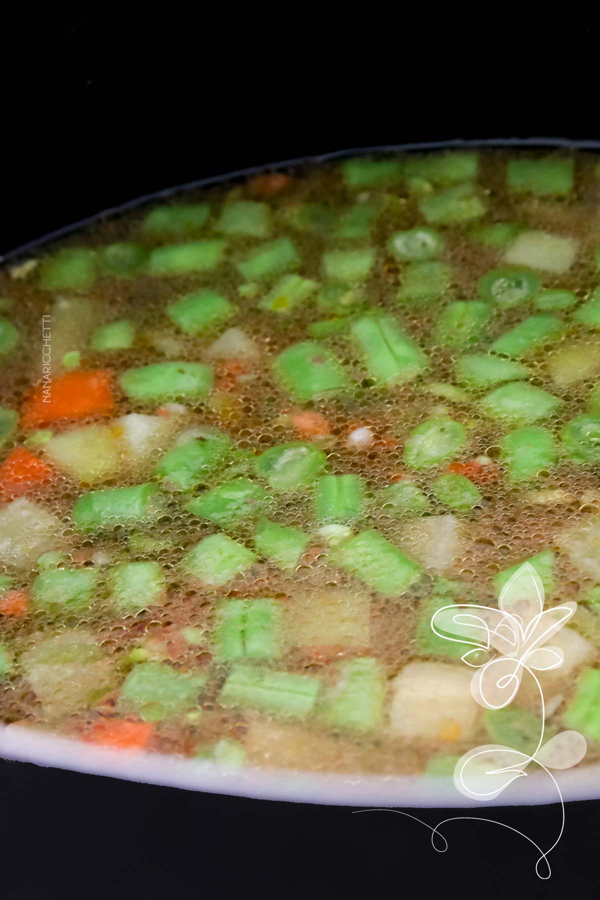 Receita de Sopa de Carne com Macarrão e Legumes - uma receita deliciosa para os dias frios, com gostinho de infância.