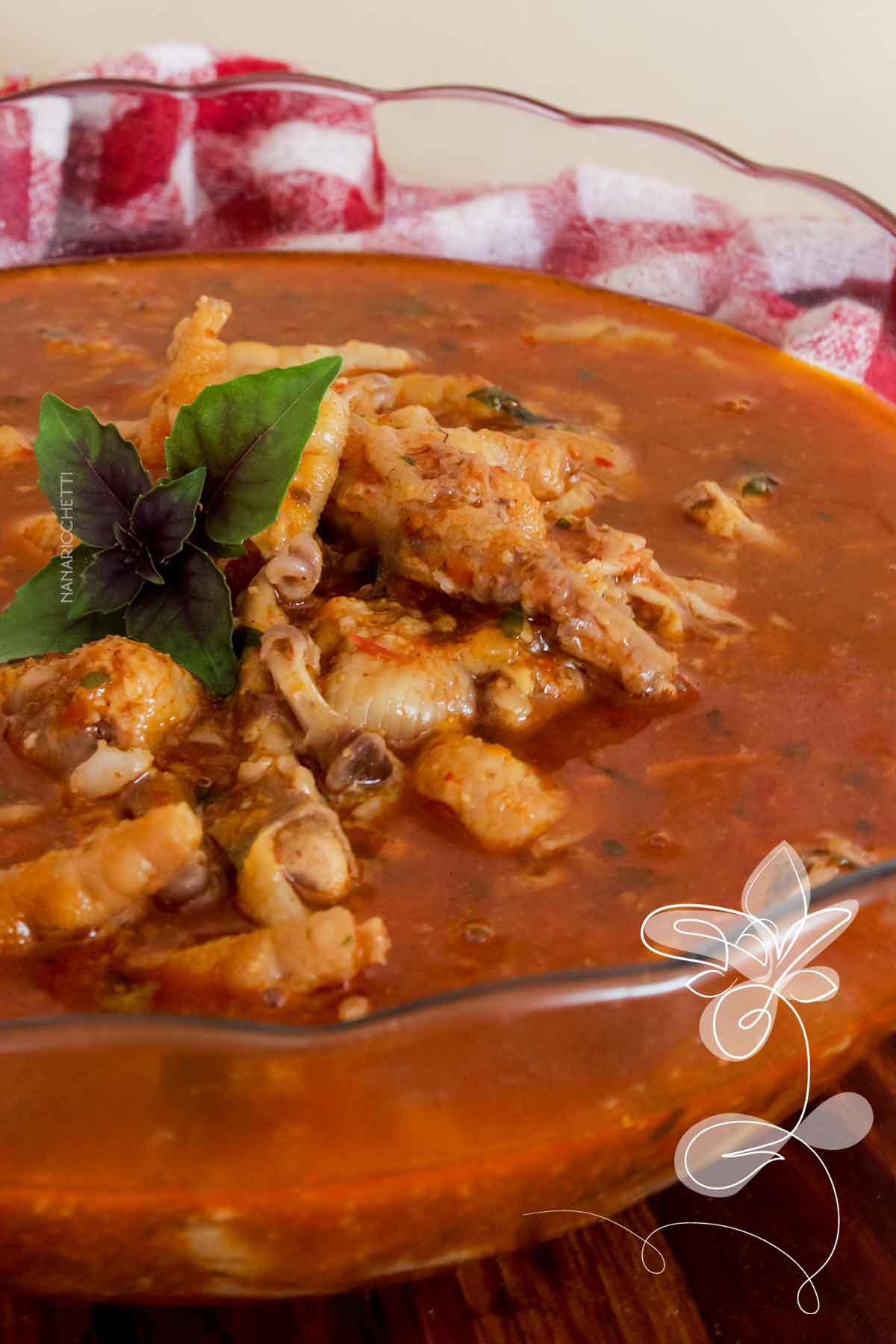 Receita de Pé de Galinha na Panela de Pressão com Molho de Tomate - receita da minha mãe com gostinho de comida de roça!