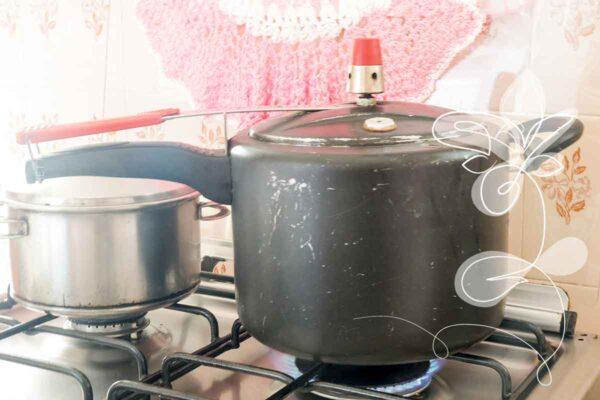 Receita de Pé de Galinha na Panela de Pressão com Molho de Tomate - receita da minha mãe com gostinho de comida de roça!