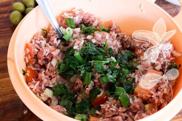 Receita de Charuto de Couve com Carne Moída e Arroz - delicioso para o almoço de final de semana em família.