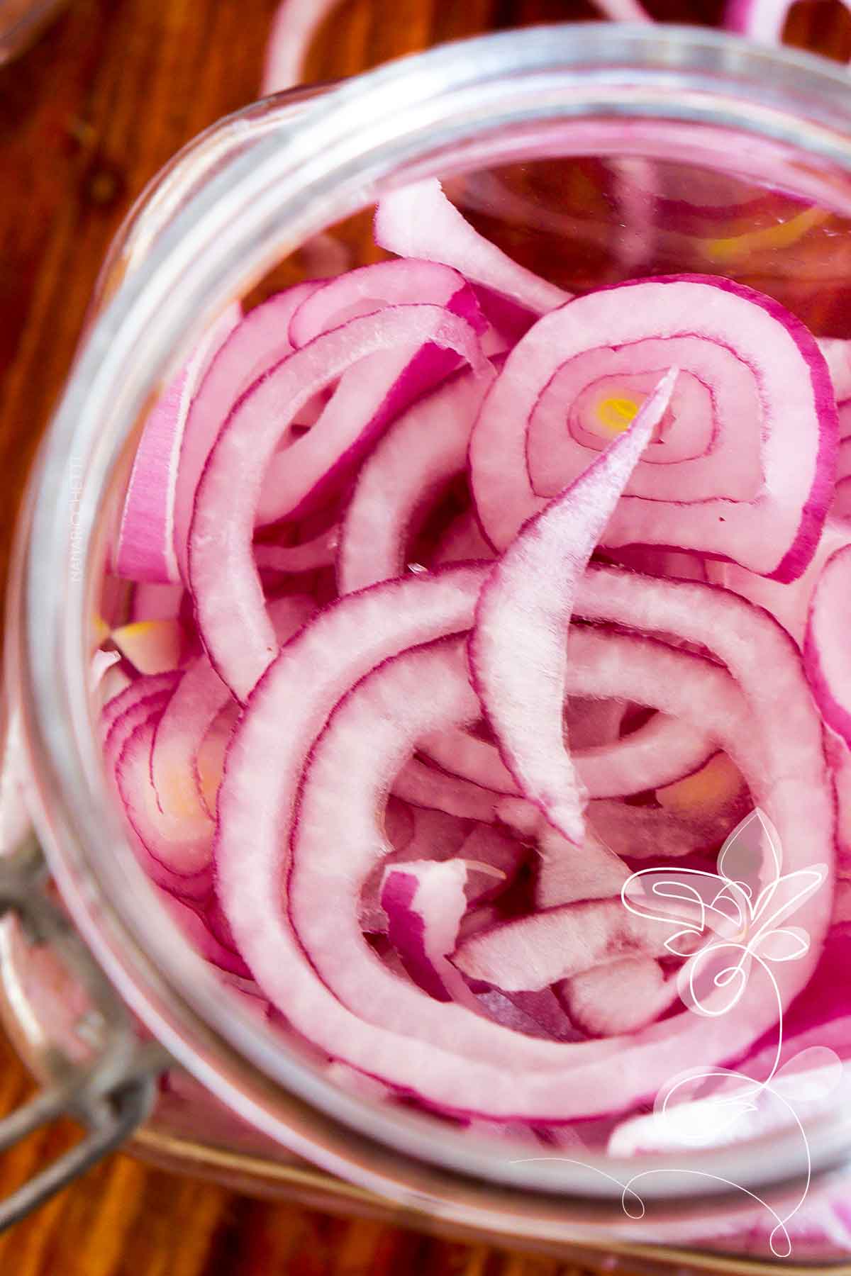 Receita de Cebola Roxa em Conserva - uma delícia para ter sempre na geladeira e dar um toque especial ao seu dia a dia!